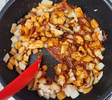 만들어 놓은 양념장을 팬에 넣고, 물 50ml를 추가하여 자작하게 만든 후 볶습니다.