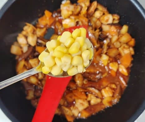 옥수수콘 2 큰술을 팬에 추가하고, 센 불에서 한 번 더 볶습니다.