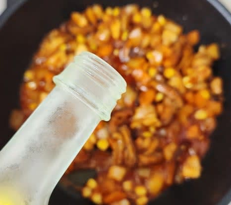 불을 끄고 참기름 1 큰술을 넣어 잘 섞습니다.