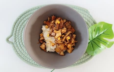 그릇에 밥 1 공기를 담고, 그 위에 만든 닭고기와 야채 볶음을 올려 완성합니다.