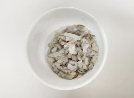 냉동새우살 300g을 물에 30분 정도 담가 해동시킨 후, 깨끗이 씻어 준비합니다.