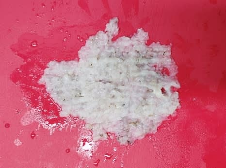 해동된 새우살을 칼로 다져줍니다.