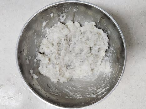 다진 새우살에 소금 0.5 작은술, 전분가루 2 큰술, 후춧가루 약간을 넣고 골고루 섞어 점성이 생기도록 반죽합니다.