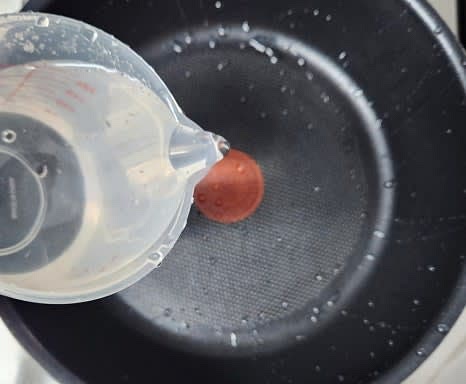 냄비에 물 800ml를 넣고 센 불에서 끓입니다.