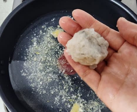 물이 끓기 시작하면, 새우 반죽을 한 입 크기로 동그랗게 만들어 끓는 물에 넣습니다.