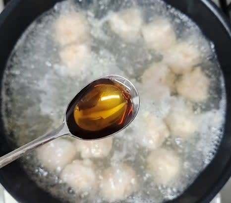 다진 마늘 1 큰술, 액젓 1 큰술, 치킨스톡 0.5 큰술을 넣어 국물 간을 맞춥니다.