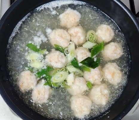 새우완자가 익을 때까지 끓인 후, 어슷썰기한 대파 2 줌을 넣고 30초에서 1분 정도 더 끓입니다.