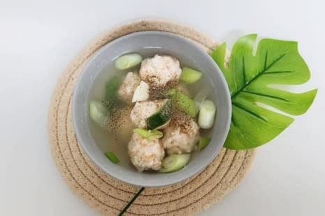 완성된 새우완탕을 그릇에 담고, 기호에 따라 후춧가루를 뿌려 마무리합니다.