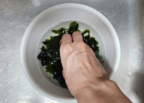 자른미역 크게 1 큰술을 물에 담가 불린 후, 3번 정도 헹궈 물기를 꼭 짜줍니다.