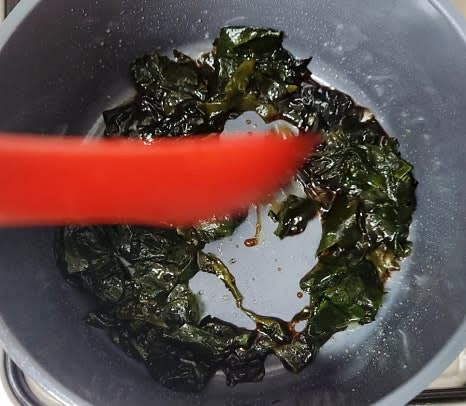 양조간장 2 큰술을 넣고 살짝 볶아줍니다.