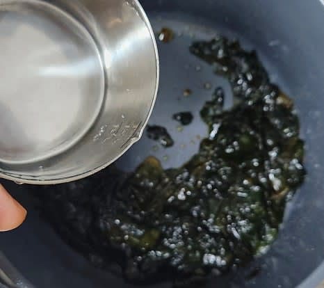 물 400ml를 넣고 끓입니다.