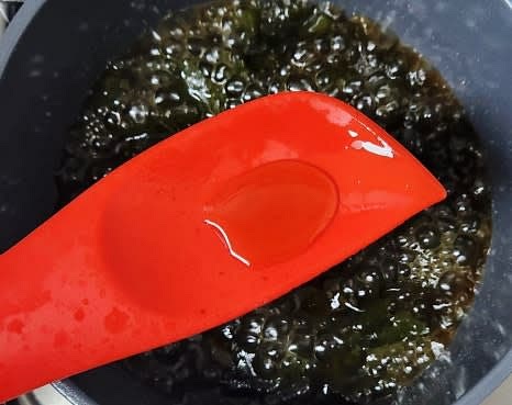 국물이 끓으면 참치액 1/3 큰술을 추가하여 간을 맞춥니다.