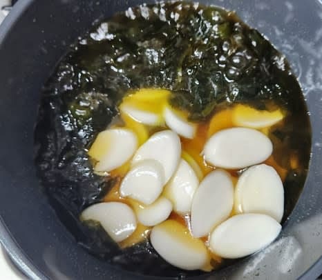 불려놓은 떡국떡을 넣고 떡이 익을 때까지 끓입니다.