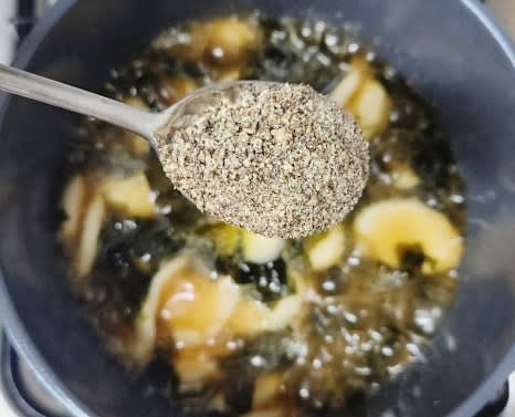 마지막으로 들깨가루 1 큰술을 넣고 30초 정도 더 끓인 후 불을 끕니다.