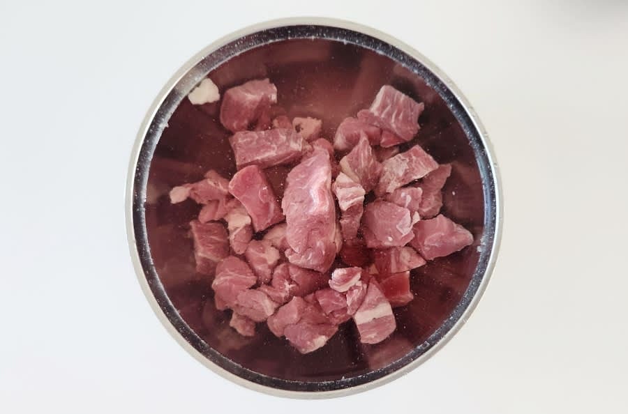 소고기 250g을 물에 30분간 담가 핏물을 제거합니다.