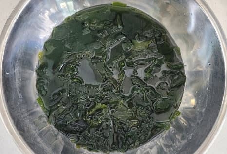 자른 미역 4 큰술을 찬물에 10분간 불려 준비합니다. 불린 후, 물기를 제거하고 헹궈둡니다.