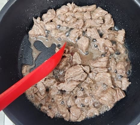 냄비에 참기름 3 큰술을 두르고 중불에서 소고기를 볶아줍니다.