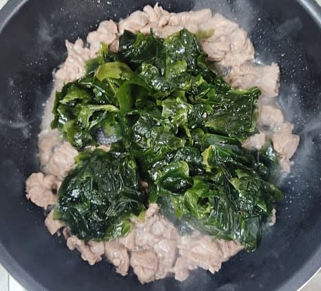 소고기가 익으면 불린 미역을 넣고 2~3분간 함께 볶아줍니다.