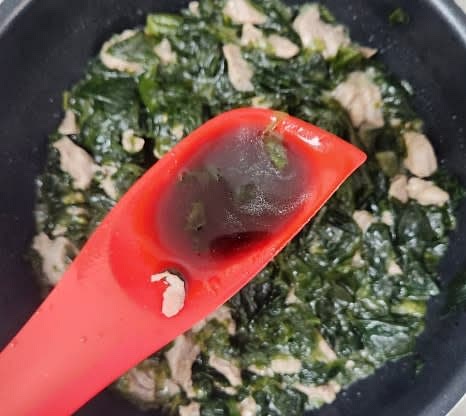 양조간장 5 큰술을 넣고 섞은 후, 물 1200ml를 부어 끓입니다.