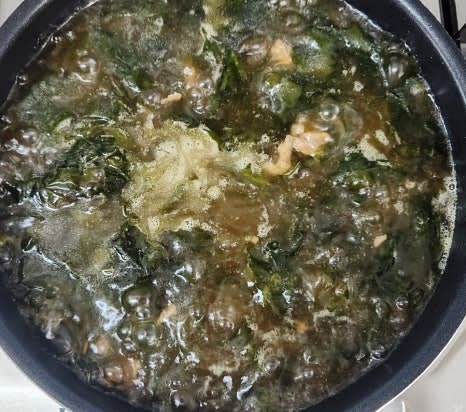 국물이 끓기 시작하면 불을 약불로 줄이고 20분간 더 끓입니다.