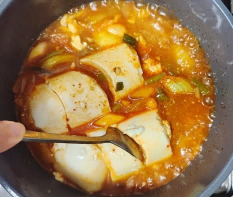 순두부를 냄비에 넣고 숟가락으로 듬성듬성 잘라주세요.