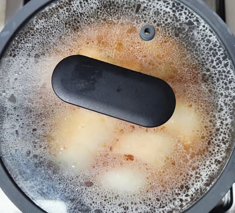 뚜껑을 닫고 계란이 반숙 정도로 익을 때까지 끓여줍니다.