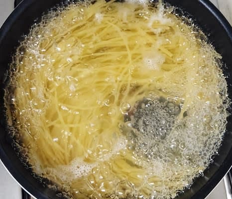 끓는 물에 파스타면 2인분을 넣고 7분간 삶아줍니다.