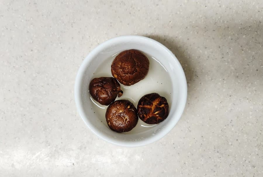 건표고버섯 4개를 물에 불려줍니다.