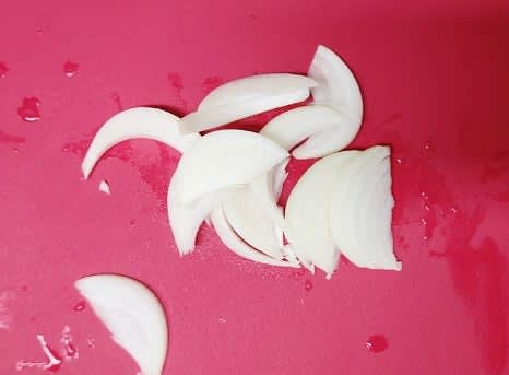 양파 1/2개를 채 썰어줍니다.