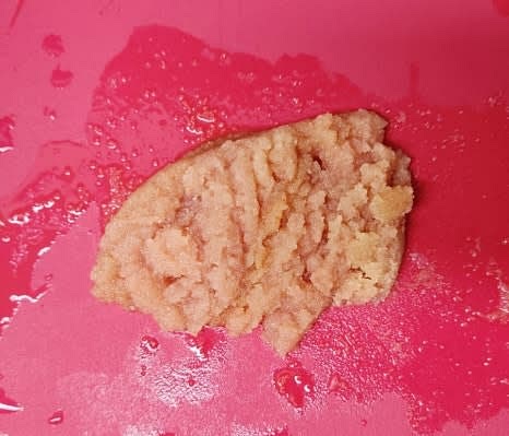 명란젓 2덩이의 껍질을 제거하고 알만 분리해줍니다.