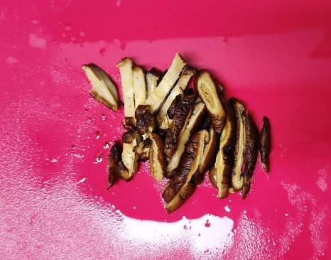 불린 표고버섯의 단단한 부분을 제거하고 얇게 썰어줍니다.