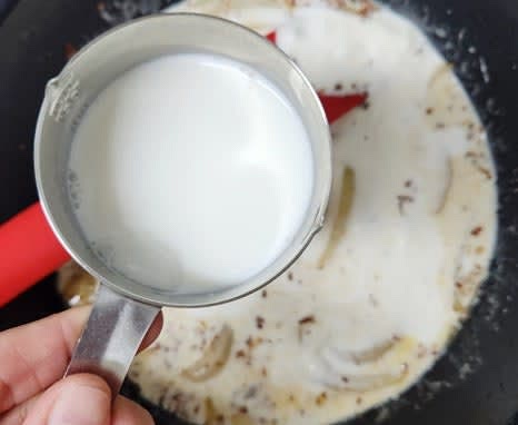우유 200ml와 분리한 명란젓의 알(고명용 2큰술 제외)을 팬에 추가하고 잘 섞어줍니다.
