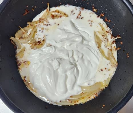 양파가 투명해지면 휘핑크림 250ml를 넣고 섞어줍니다.