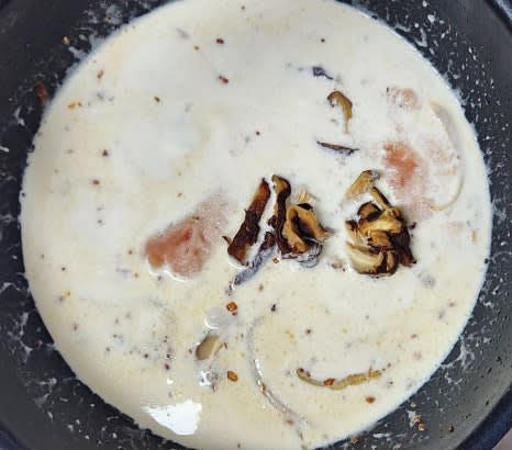 썰어둔 표고버섯을 팬에 넣고 한 번 더 섞어줍니다.