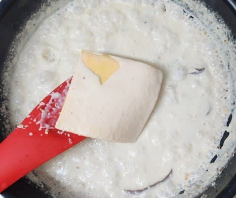 참치액 1.5큰술과 체다치즈 1장을 넣고 소스가 끓을 때까지 저어줍니다.