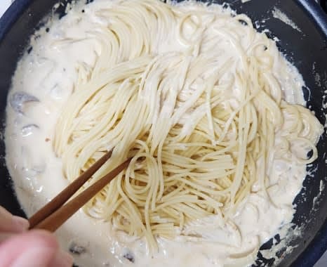 삶은 파스타면을 소스에 넣고 잘 섞어줍니다.