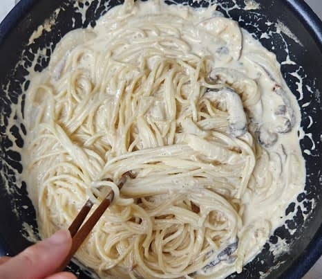 면에 소스가 잘 배도록 약한 불에서 잠시 더 끓여줍니다.