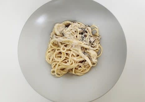 파스타를 그릇에 담고, 남겨둔 명란젓 2큰술을 고명으로 올린 후 파슬리가루를 뿌려 마무리합니다.