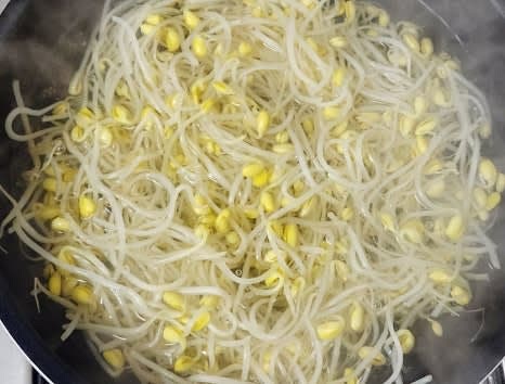 냄비에 물을 가득 붓고 소금 0.3 큰술을 넣은 후, 물이 끓으면 콩나물을 넣고 뚜껑을 열어둔 채로 4분간 데칩니다.