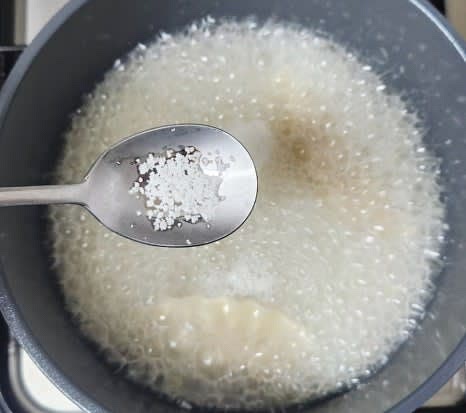 육수가 끓기 시작하면 만두 3개를 넣고, 소금 0.5 작은술로 간을 맞춥니다.