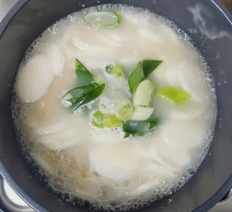 떡이 다 익으면 어슷썰기한 대파 1 줌을 넣고, 약 30초간 더 끓입니다.