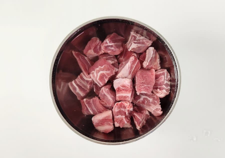 아롱사태 350g을 먹기 좋은 크기로 큼직하게 자른 후, 물에 가득 담가 한 시간 정도 핏물을 빼줍니다.