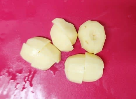 껍질을 벗긴 감자 2개를 큼직하게 썰어 준비합니다.