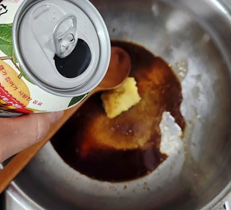 냄비에 설탕 1.5 큰술, 진간장 5 큰술, 다진마늘 1 큰술, 갈아만든배 주스 150ml, 생강가루 0.5 작은술, 요리술 2 큰술, 후춧가루 약간을 넣고 잘 섞어줍니다.