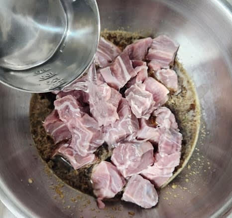 핏물을 뺀 아롱사태를 한 번 헹군 후 냄비에 넣고, 물 250ml를 추가합니다. 센 불에서 뚜껑을 닫고 끓이다가, 물이 끓으면 중불로 줄여 30분 이상 푹 삶아줍니다. 중간에 물이 졸아들면 물을 보충해줍니다.