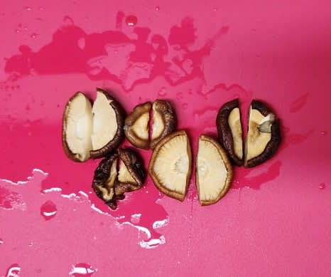 불린 표고버섯의 단단한 부분을 제거하고 반으로 잘라줍니다.