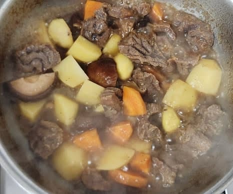 아롱사태가 익으면 치킨스톡 1/3 큰술을 넣고, 준비한 감자, 당근, 표고버섯, 깐밤을 모두 냄비에 넣습니다. 재료가 잠길 정도로 물을 추가한 후, 중불에서 감자와 밤이 익을 때까지 끓입니다. 중간에 물이 졸아들면 물을 보충해줍니다.