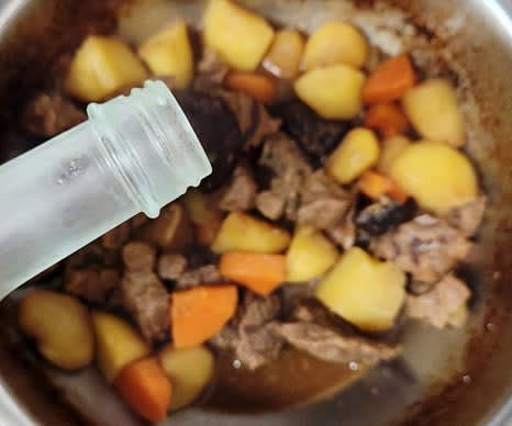 마지막으로 참기름 0.5 큰술을 넣고 골고루 섞어줍니다.