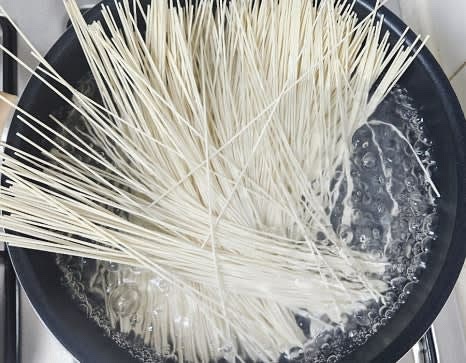 중면 2인분을 끓는 물에 삶아줍니다. 물이 끓어오르면 찬물 반 컵을 부어주는 과정을 3번 반복하고, 마지막으로 물이 끓어오르면 면이 다 삶아진 것입니다.
