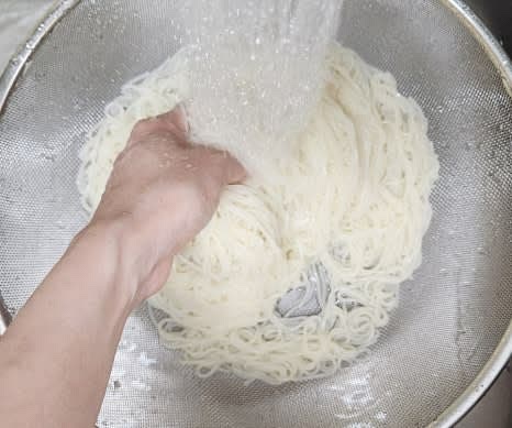 삶은 면을 찬물에 헹궈 뜨거운 기를 빼고, 물기를 제거합니다.